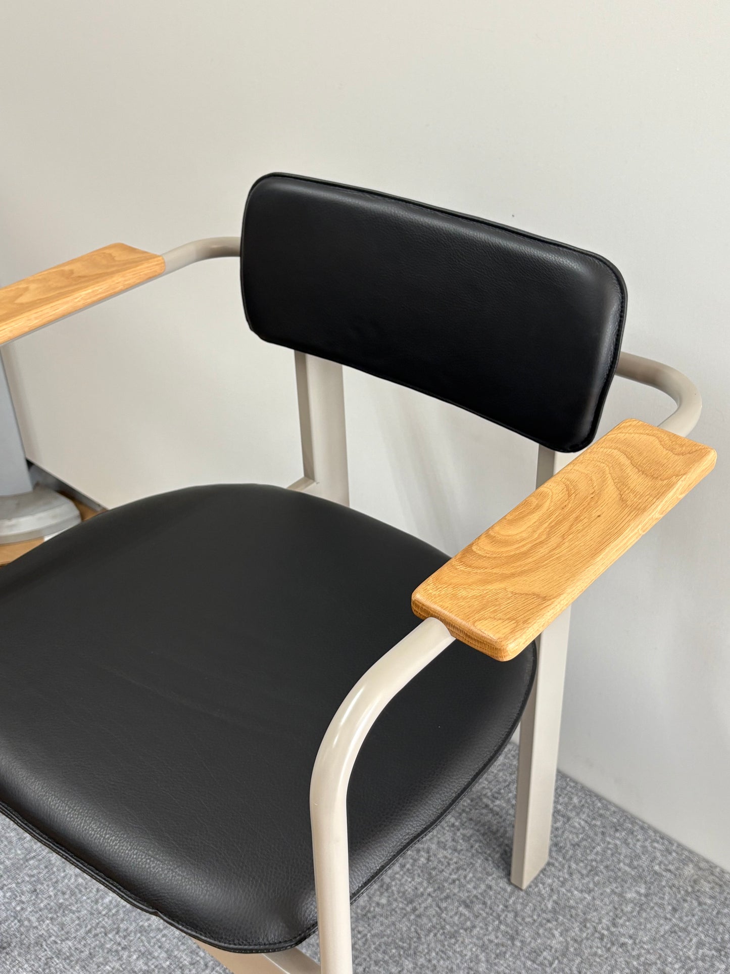 Betwixt Chair by Herman Miller